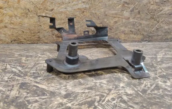 Jaguar XE Intercooler pipe mounting bracket GX736K767AD