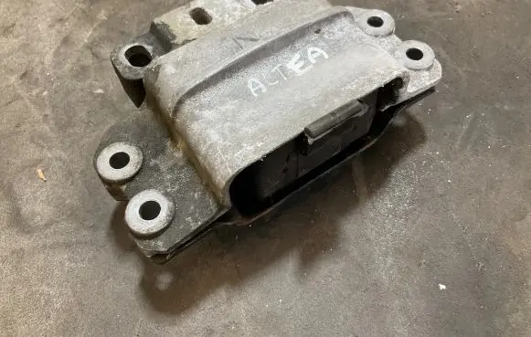 Volkswagen Touran I Engine mount bracket 1K0199555