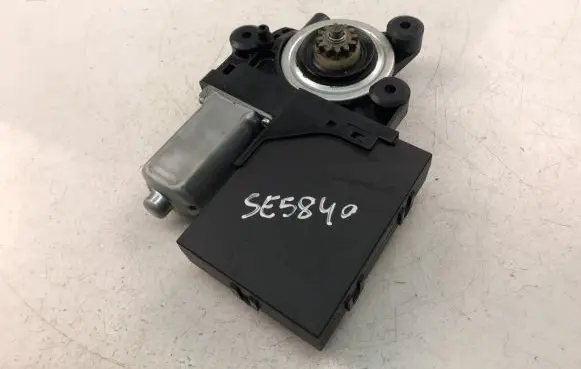 Volvo S40 Front door window regulator motor 979038100