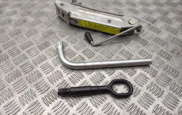 Audi A4 S4 B8 8K Tool set 8L0011031A