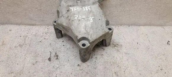 Engine mounting bracket