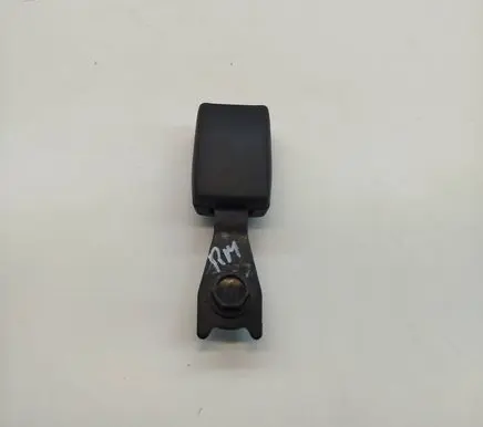 Mitsubishi Pajero Middle seatbelt buckle (rear) 