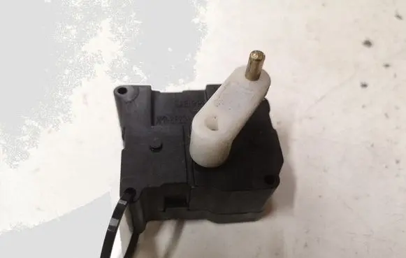 Audi A8 S8 D2 4D Air flap motor/actuator 4D0820511A 0637005001