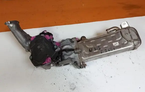 Mercedes-Benz E W212 EGR valve cooler A6511400275