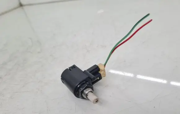 Toyota Avensis T250 Brake pedal sensor switch 681G