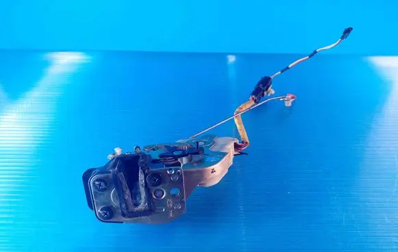 KIA Sorento Front door lock 020613