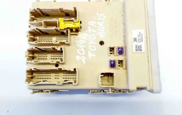 Toyota Auris E180 Fuse module 8922102340 63583366