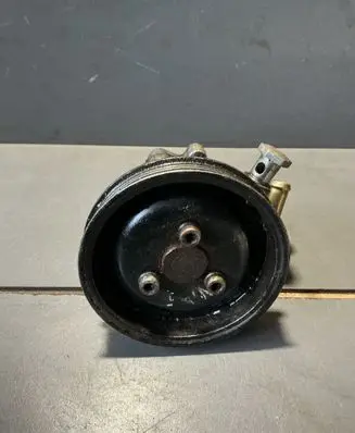 Volkswagen PASSAT B5.5 Power steering pump 058145255B