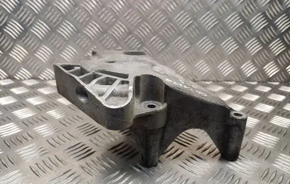Skoda Octavia Mk2 (1Z) Engine mounting bracket 03G199207G