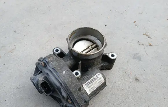 Ford Focus Throttle body valve B2B15-4M5G-FA