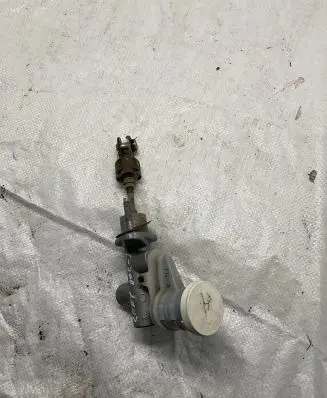 Mitsubishi L200 Clutch master cylinder