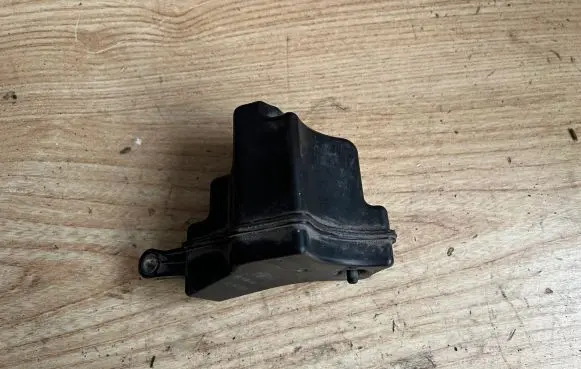 Land Rover Discovery 4 - LR4 Vacuum air tank 9X2Q9Y498AB