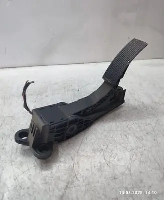 Accelerator throttle pedal