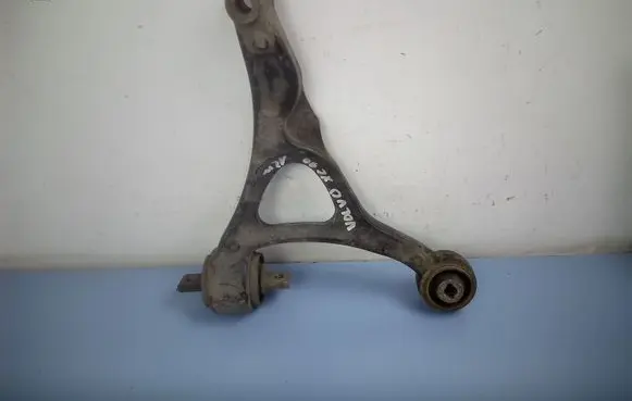 Volvo XC90 Front lower control arm/wishbone 8646613