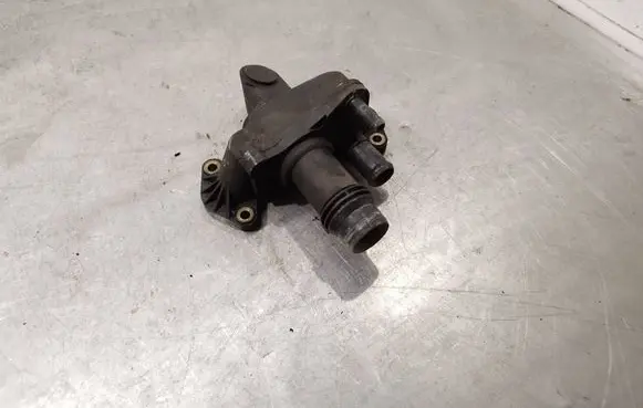 Land Rover Discovery 3 - LR3 Thermostat housing 4H2Q8592