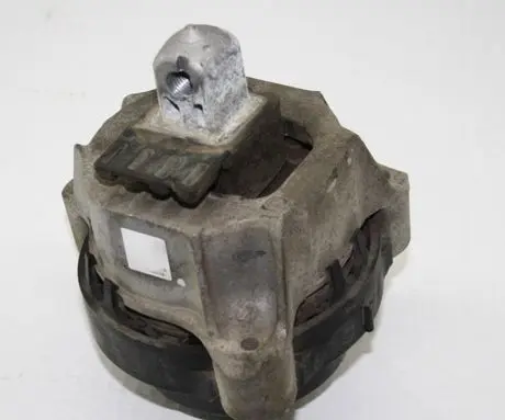 BMW 5 G30 G31 Engine mount bracket 6883514