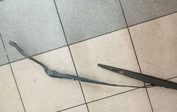 Nissan Quest Front wiper blade arm 89813603