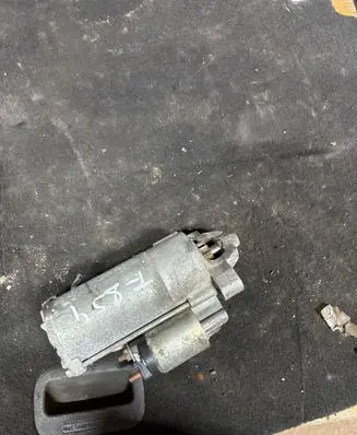 Volvo V50 Starter motor 8697576