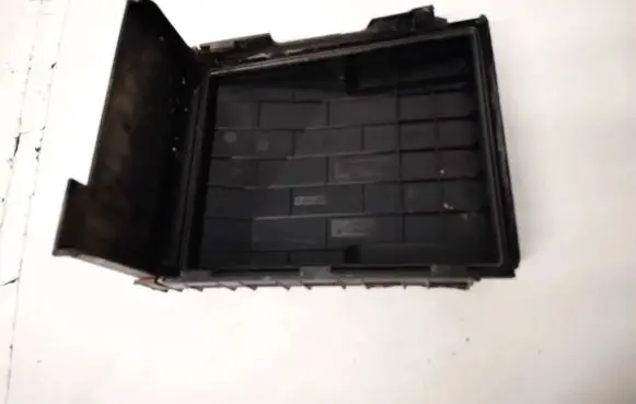 Volkswagen Golf Plus Fuse box cover 1k0937132f