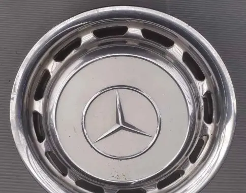 Mercedes-Benz 200 300 W123 R14 wheel hub/cap/trim 