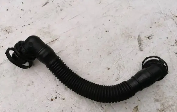 Volkswagen PASSAT B6 Breather hose/pipe 03L103493AE