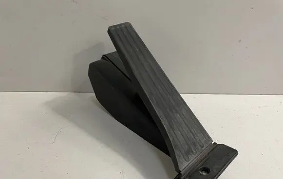 Accelerator throttle pedal