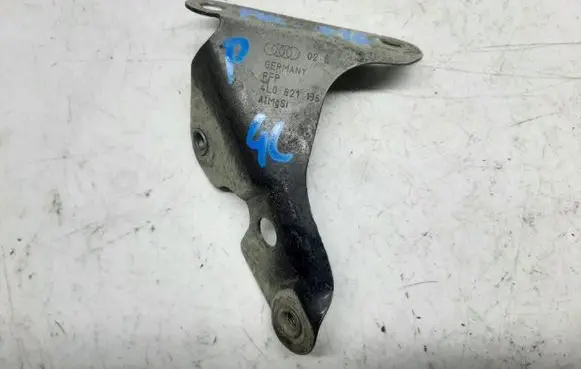 Audi Q7 4L Fender mounting bracket 4L0821136Q74L