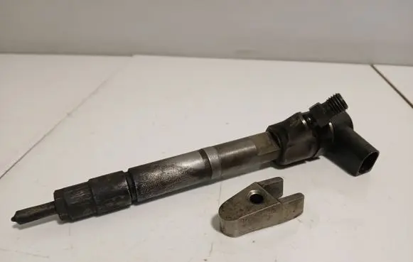 Mercedes-Benz E W211 Fuel injector 0445110177