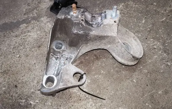 Volkswagen PASSAT B5.5 Engine mounting bracket 8E0199352