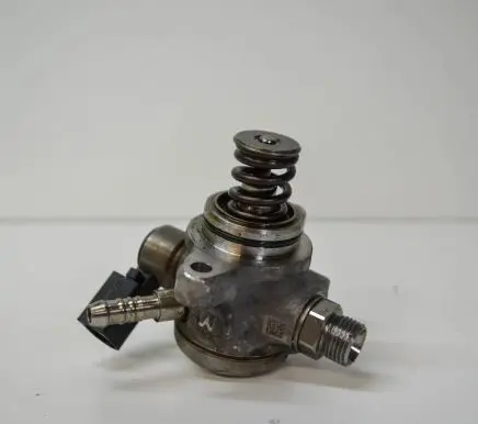 Volkswagen Jetta VII Fuel injection high pressure pump 04E127027N