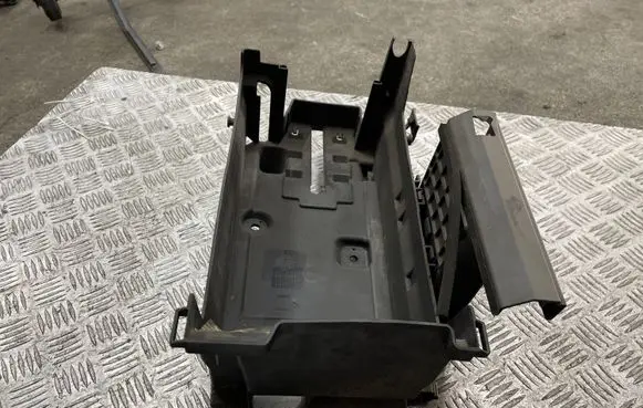 Opel Insignia A Battery box tray 13310741