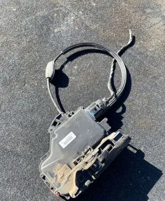 Volkswagen Golf Plus Rear door lock 7L0839016
