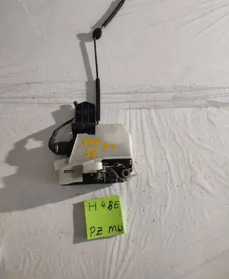Volkswagen PASSAT B5 Front door lock 117666104