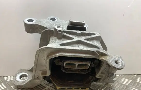 Ford Focus Engine mount bracket 326G20D