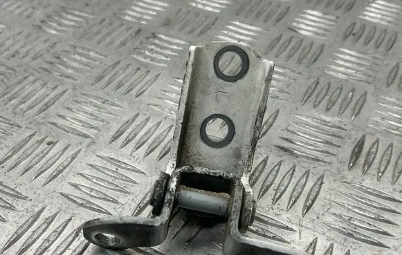 Toyota Prius+ (ZVW40) Rear door lower hinge 