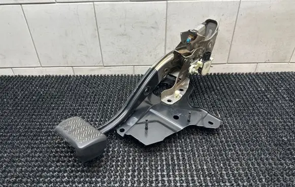 Toyota Prius (XW50) Brake pedal 8951047030