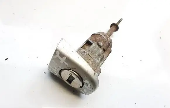 Volkswagen PASSAT B5 Front door lock (next to the handle) 