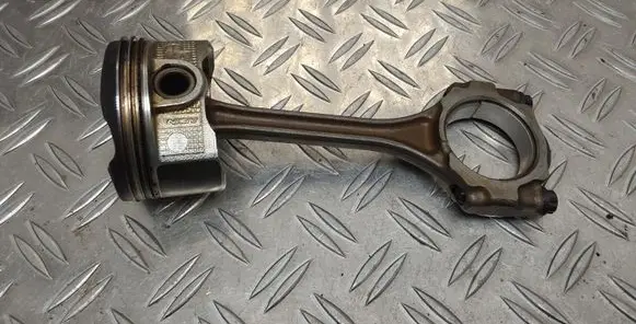 Toyota Yaris Piston with connecting rod 47020