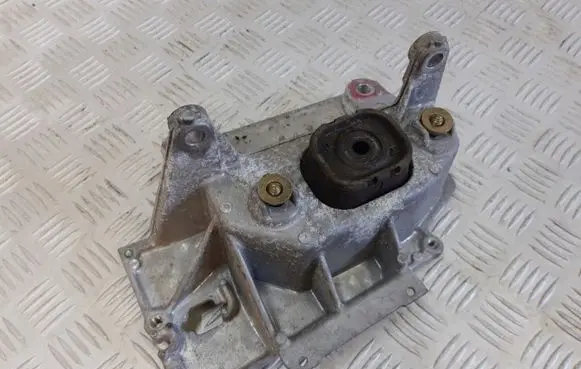 Nissan Pulsar Gearbox mounting bracket