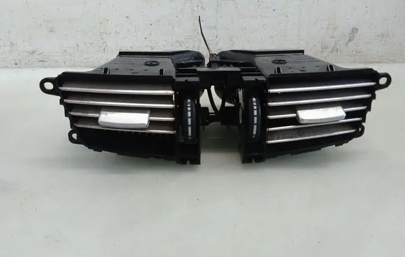 Mercedes-Benz E W212 Dash center air vent grill A2128302554