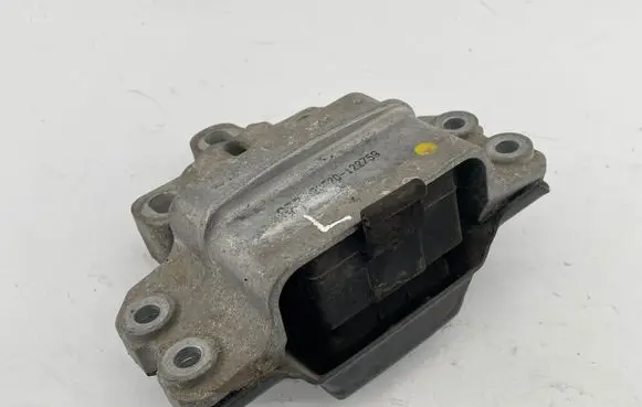 Volkswagen PASSAT CC Engine mount bracket 3C0199555