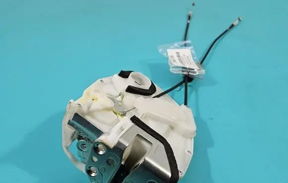 Suzuki Swift II Rear door lock 8230168LA1 IMPRK1563379