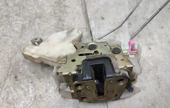 Subaru Impreza II Front door lock 61100FE000