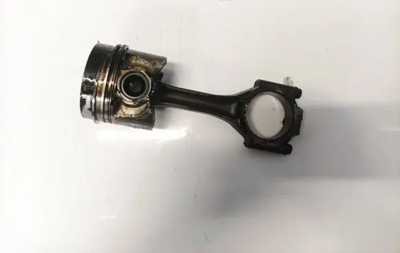 Volkswagen PASSAT B5.5 Piston with connecting rod