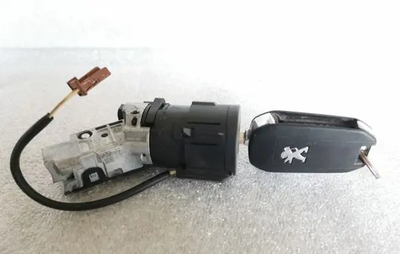 Peugeot 208 Ignition lock 9663123380
