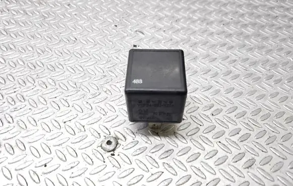 Volkswagen Polo IV 9N3 Other relay 90379301