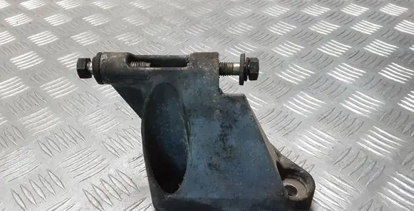 Nissan Almera Tino Engine mounting bracket