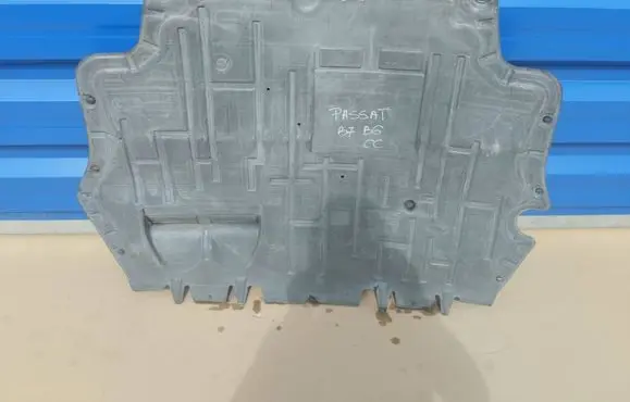 Volkswagen PASSAT B6 Engine splash shield/under tray 3C0825237H 3C0825235M
