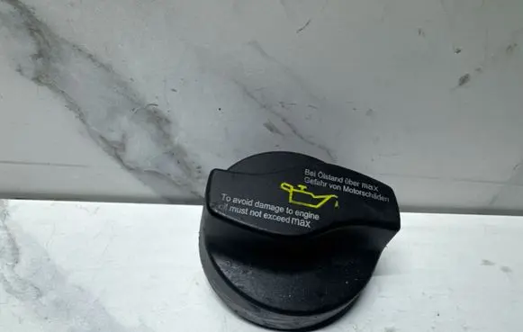 Mercedes-Benz E W211 Oil filler cap A0000100385