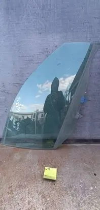 Nissan Almera Front door window glass four-door 12121123
